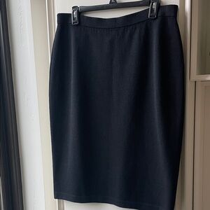 St. John Santana Mid Length Knit Skirt. Size 14. Measures: Hips-21.5” Length 26”